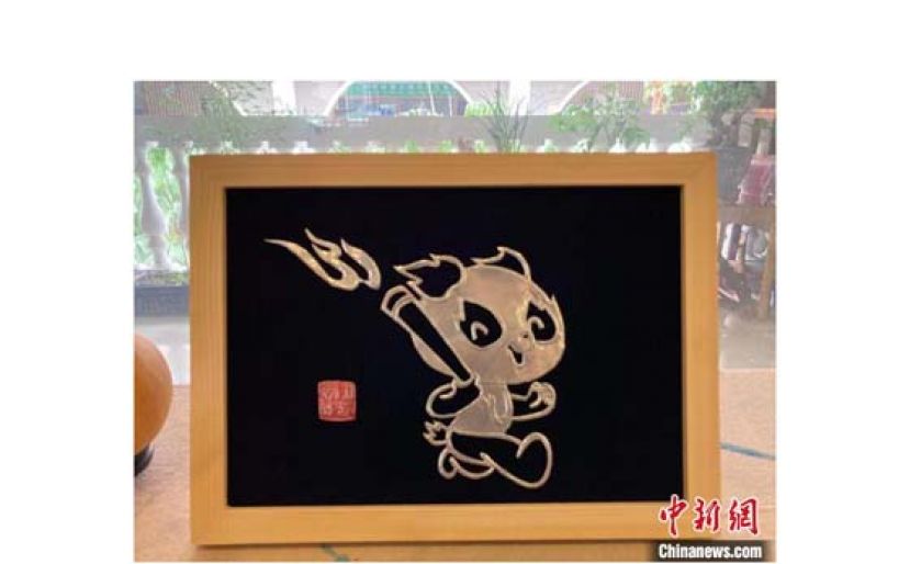 陶思俊用易拉罐创作的镂空蓉宝。
