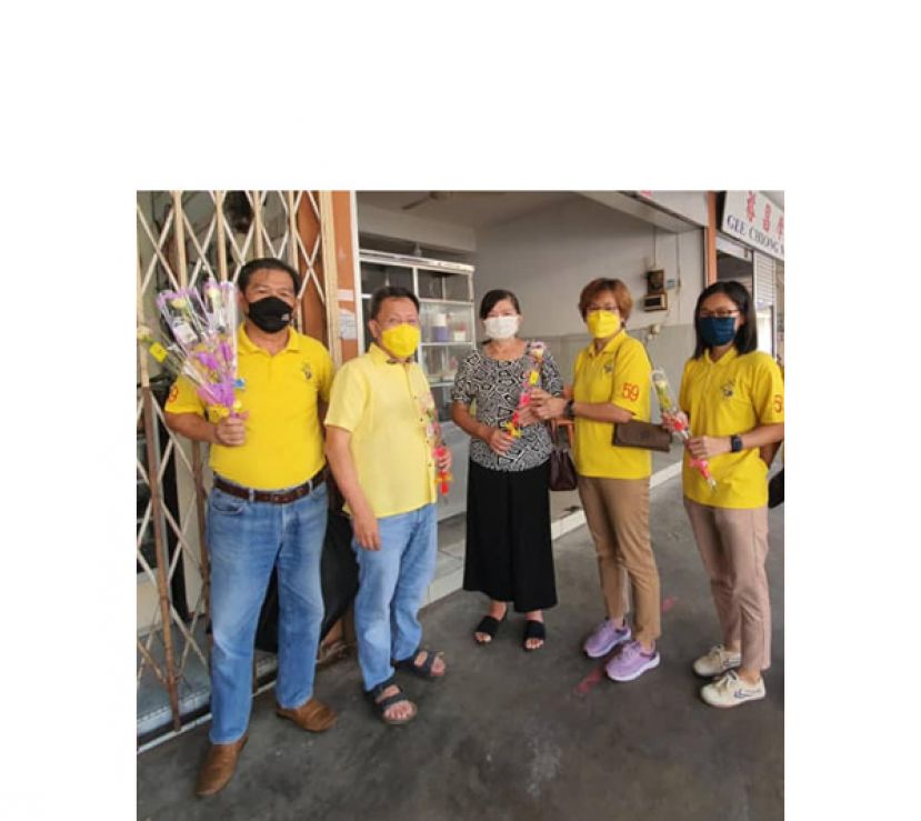 人联党石角支部妇女组主席甲必丹温淑萍（右二）派送玫瑰花给民众。右起是巴达旺市议员黄瑜瑄、拿督斯里沈桂贤和石角支部主席林亚德。