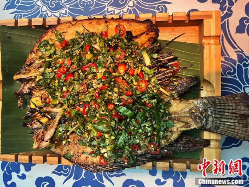 香茅草烤罗非鱼。