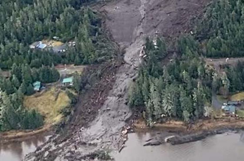 秘鲁一客车坠落300米山崖，已致至少23人遇难。