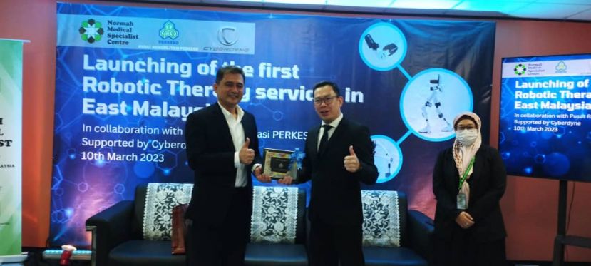 诺玛专科医疗中心医疗执行总裁陈先光（右二）移交纪念品予大马社险康复中心执行董事拿督哈菲兹胡赛时摄。