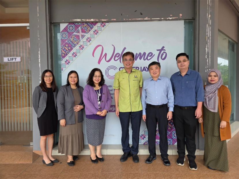 左三为Cyberjaya 学院古晋分校区首席执行官Doreen Tan、巴达旺市议会主席陈开、中国山东烟台中华文化促进会会长徐骏、蔡宗璟.
