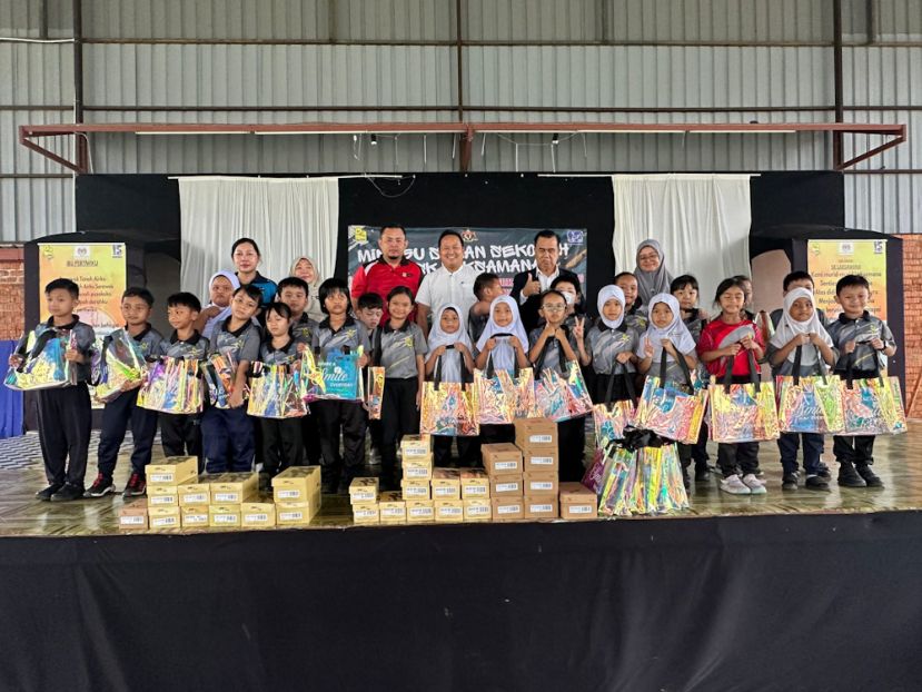 张健仁与团队&ldquo;重返校园&rdquo;  派发开学用品给3间小学学生