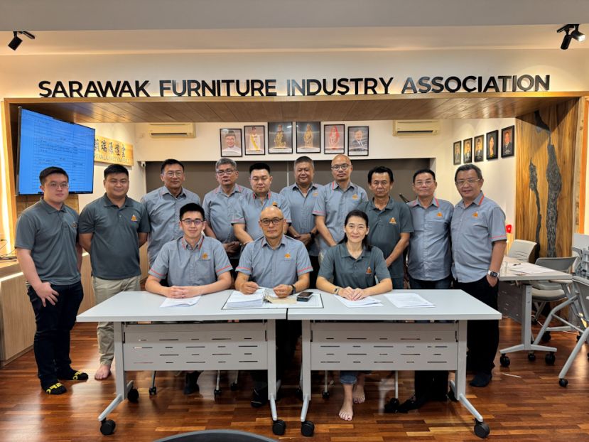 前排中间是ABK許献文，左是吳信霆，右是张燕琼，后排左起是理事余彬豪，吳承勋，吳锦贤，林学艺，主席张国诗，丘俊来，佘少场，黎进财，余兴斯，锺德和。