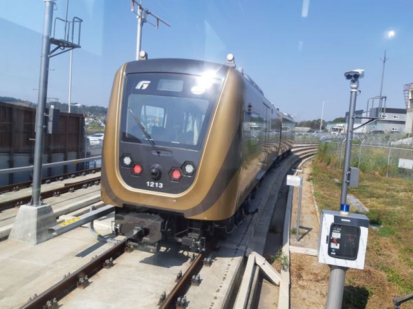金浦都市铁道采用轻轨系统，每班列车只有2节车厢。