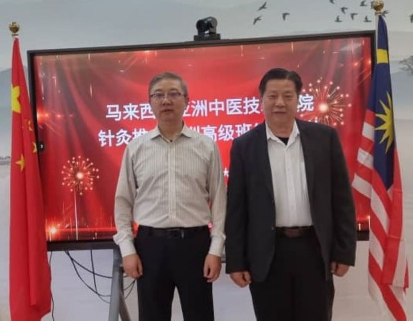 砂医总会长江宗兴（右）与安徽中医药大学教授陈朝晖合影。