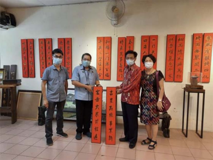 闲云野鹤书法学会理事兼文雅轩负责人刘文保（左一）与拿督黄鸿圣市长（左二）、程广中总领事及夫人（右二及右一）合影。