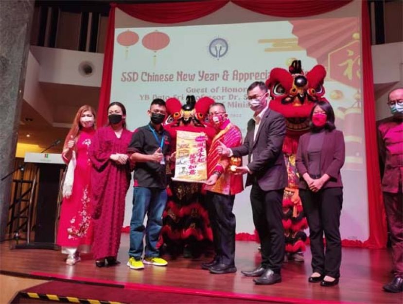 福品移交时摄。右三为南市市长拿督黄鸿圣，右二为砂聋哑协会主席黄传聚。