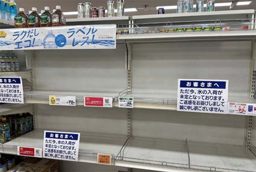 ●日本部分民众把瓶装水抢购一空。