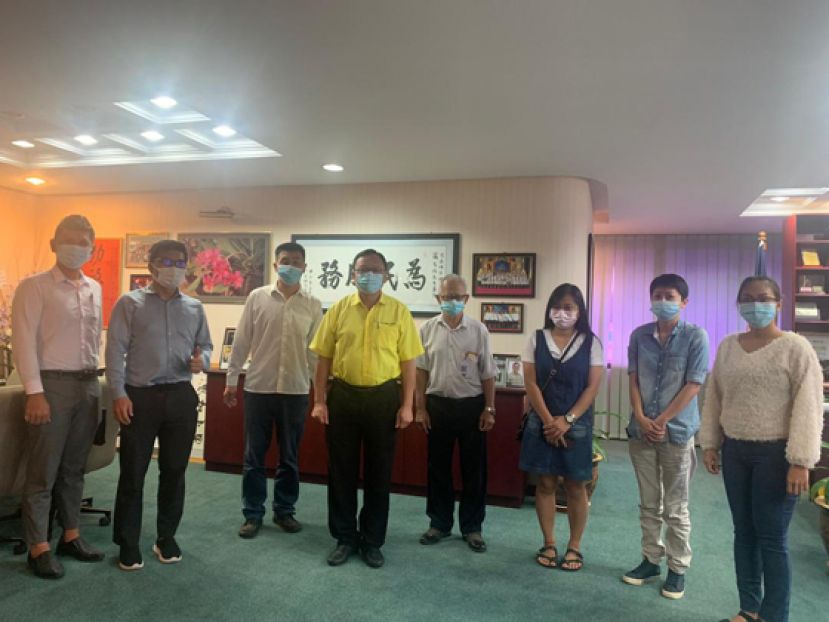 马中台中医师与草药公会与古晋传统中医药与整合自然医学协会理事拜访巴达旺市议会主席兼巴都吉当州议员罗克强（左四）。