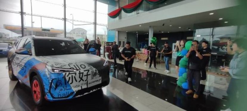 宝腾汽车旗下首款国产电动车 Proton e.Mas 7 在古晋敦朱加路的宝腾3S站举办为期2天的独家预览活动.