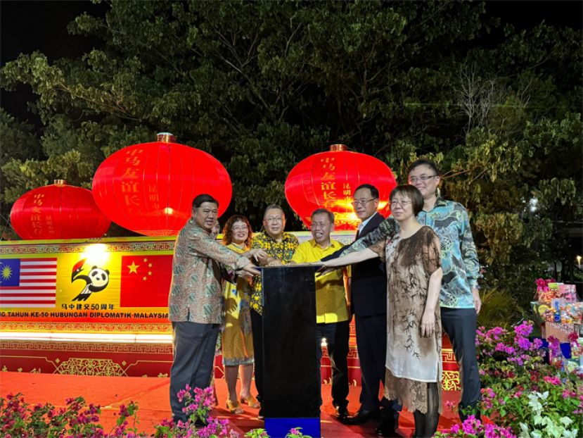 砂副总理拿督阿玛沈桂贤（右四）与嘉宾们在马中公园启动带灯笼仪式。右一起为副领事宋长虹、巴达旺市议会主席陈开、中国驻古晋总领馆总领事邢伟平。左一起为副市长拿督再迪、拿汀阿玛王淑燕与古晋南市市长拿督黄鸿圣。