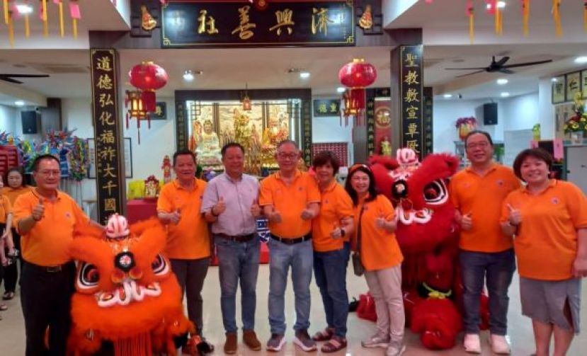 济兴善社社长陈瑞兴伉俪（左4及5）与尼亚石山德教会紫岩阁阁长本固鲁贝冠鹏（左3）在庆祝玄天上帝神诞仪式合影；左2为济兴善社署理阁长龚德良等人。