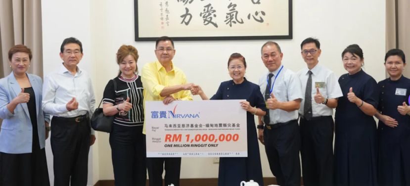 邝汉光（左4）移交模拟支票董秀美（左5），左2起为陈建发、陈宝华、黄镜维、吴名胜、叶妤稹以及张晏瑂。