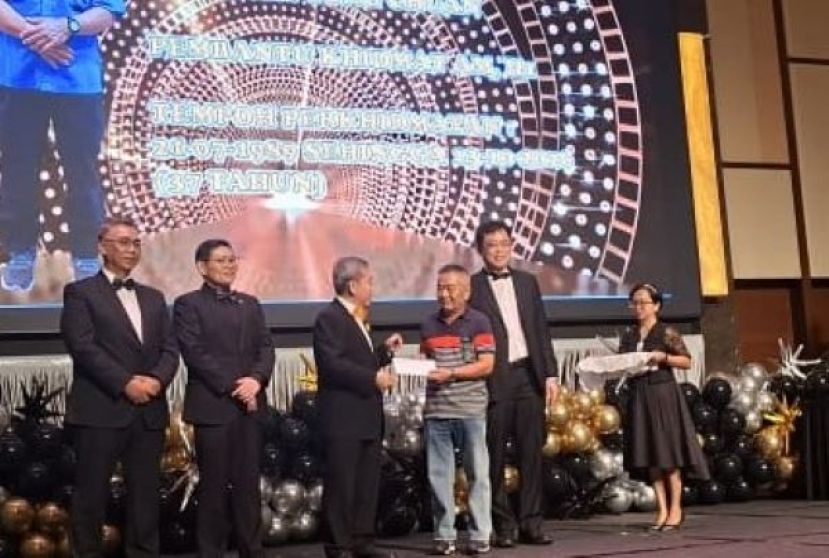 砂副总理拿督阿玛沈桂贤颁发感谢状予该议会退休职员时影。