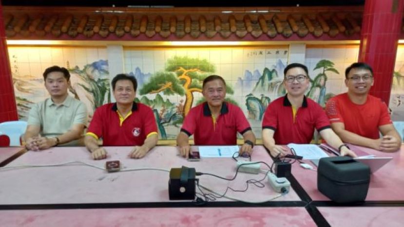 古晋东嶽观&ldquo;舞动梦想，闪耀星辰&rdquo;舞蹈比赛2.0筹委主席钟献忠（中）发布参赛详情。左起为炉主李欲熙、大会主席方文祥太平局绅；右起是副炉主郑国昌、秘书吴志鸿。