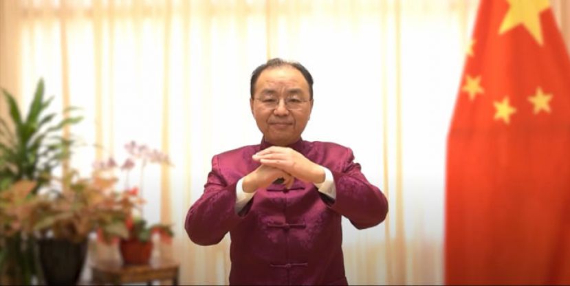 中国驻马大使欧阳玉靖向各界拜年。