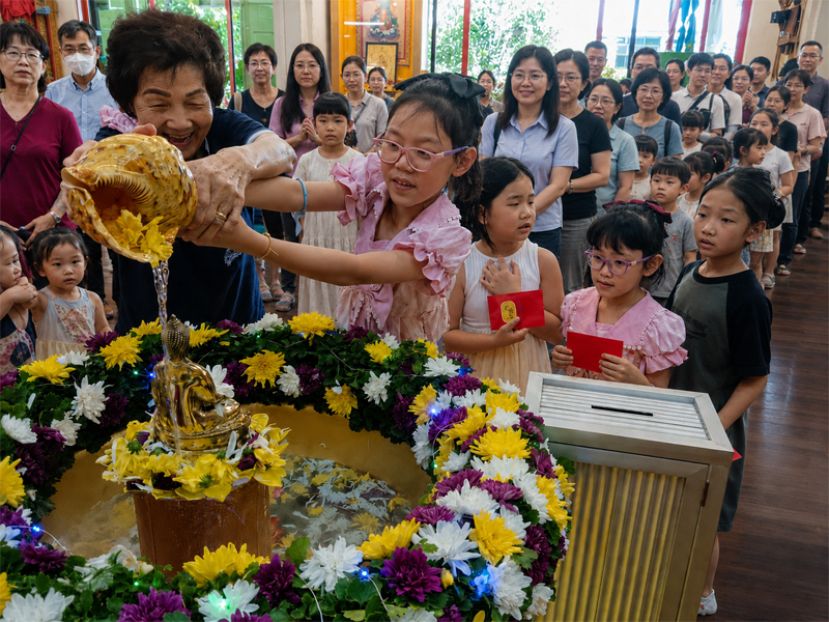 信众虔诚参与卫塞庆典，共沾法喜。