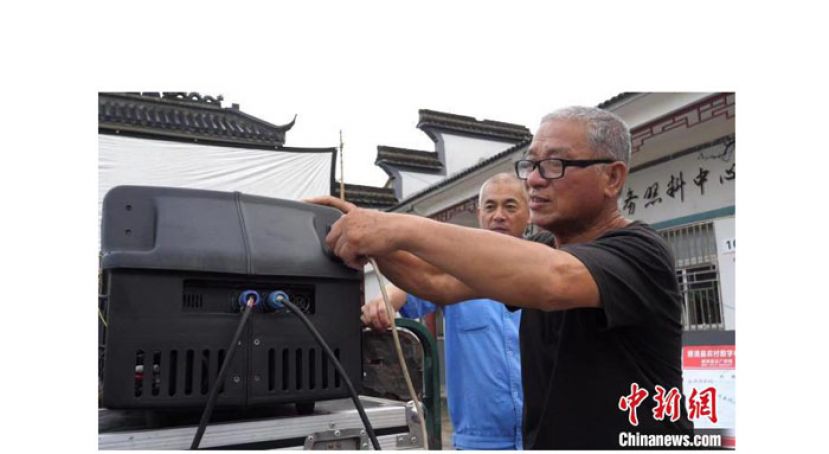 吴良奎在放映电影。
