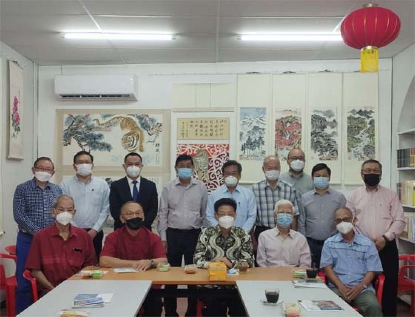 交流会后的一张大合照。前排左起为杨谦俊、陈华敏、中国驻古晋总领事馆总领事程广中、申保耀以及黄纪粦。后拍右三为李福安。