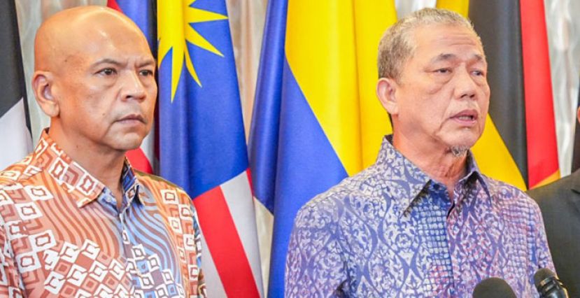 副首相法迪拉(右)主持新闻发布会，左为内贸部长阿米占。