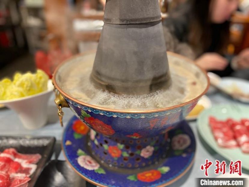 东来顺铜锅涮肉。