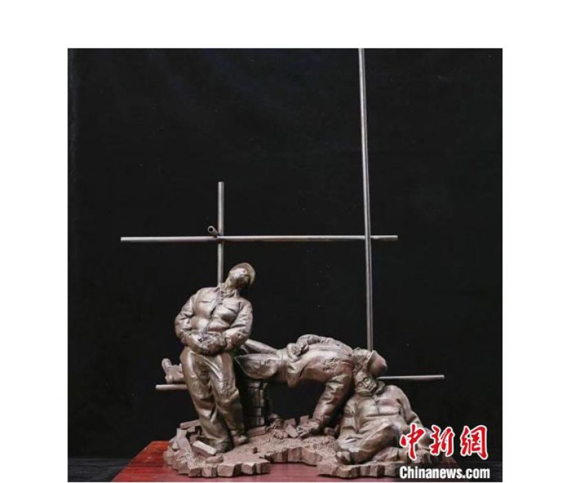 张永千的紫砂雕塑作品《夜以继日》。