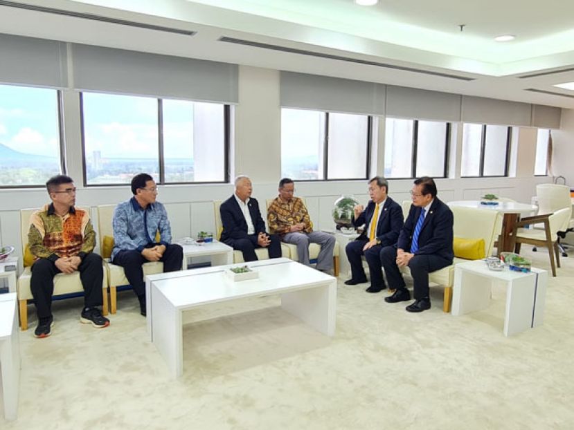 砂拉越副总理拿督斯里沈桂贤（右二）与唐锐公使及与中国驻古晋总领事邢伟平进行交流。