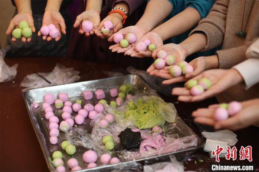 做好的汤圆很有色彩感。