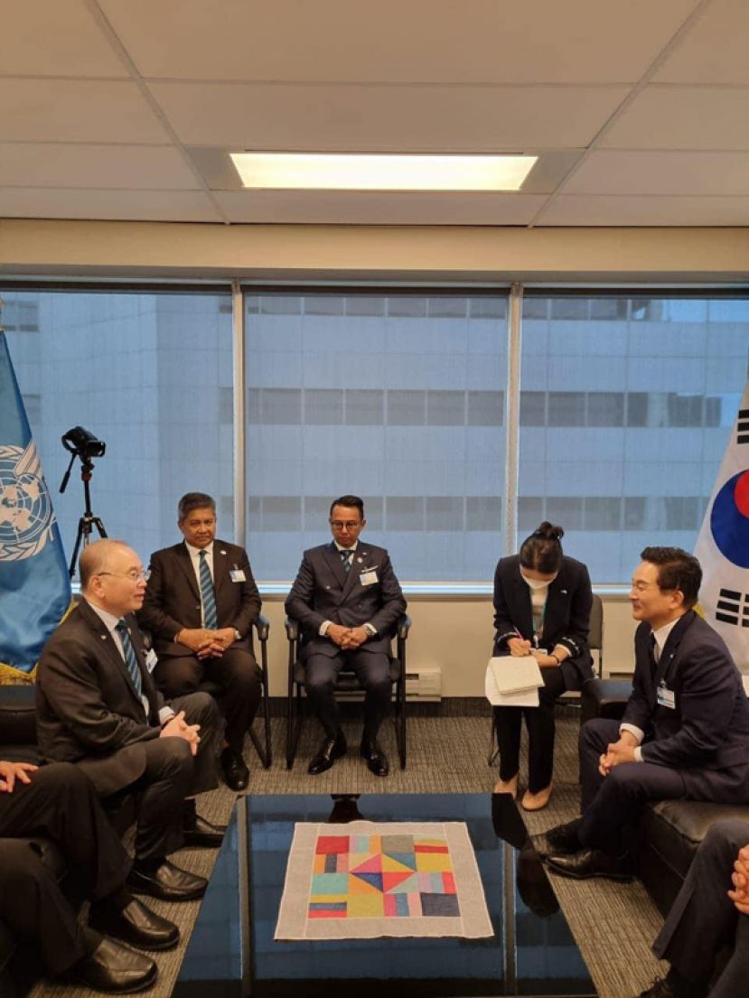 拿督斯里魏家祥（左）和元喜龙（右）在双方代表团和官员陪同下，展开交流。