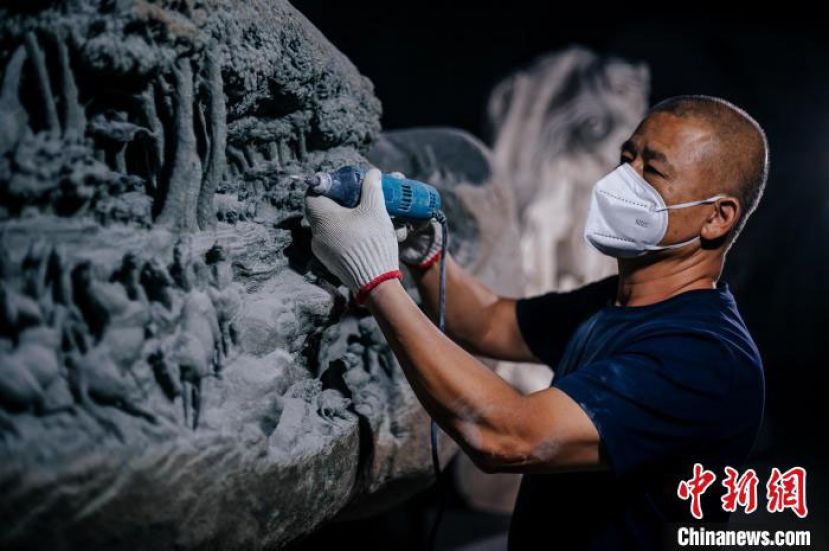 惠安石雕传承人刘国文在雕刻作品《大地之歌》。