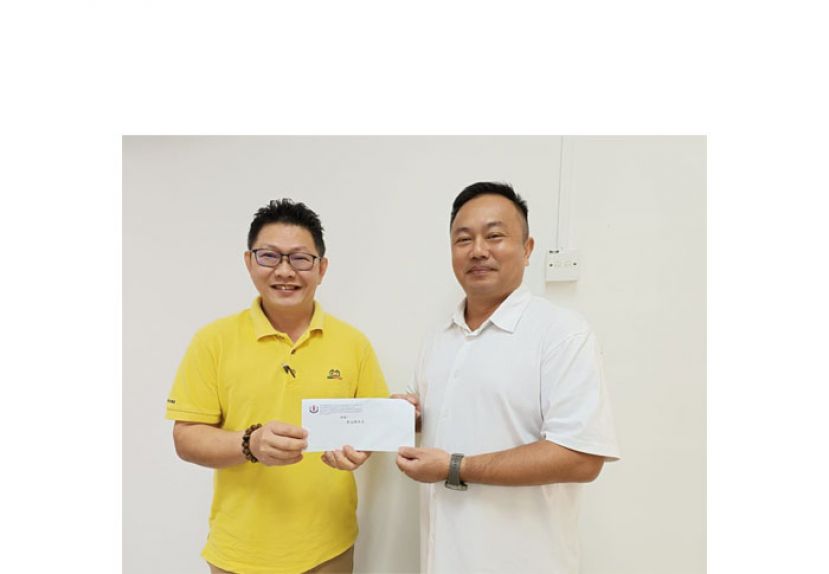晋汉连省华人社团甲辰（龙）年新春晚宴与媒体感恩庆典筹委会主席甲必丹陈国璋（右）移交邀请函予古晋南市市议员郑志国。