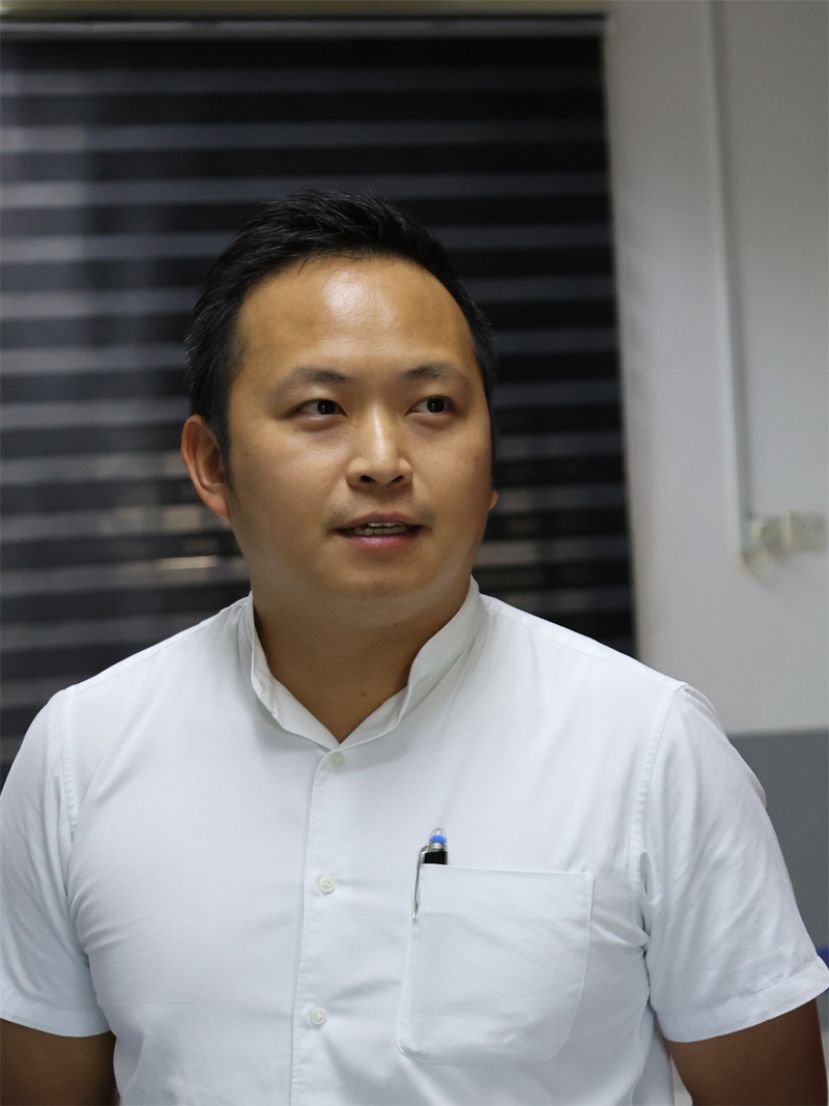 张健仁特别助理江峰年。