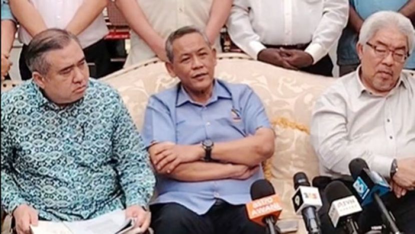 森州阿米努丁（中）召开记者会，左为陆兆福及依布拉欣（右）。