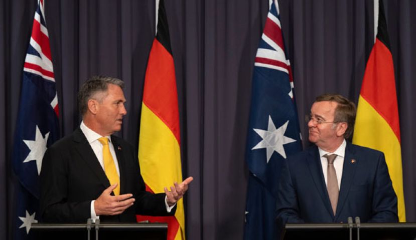 德国国防部长佩斯托瑞斯（右）与澳洲副总理兼国防部长马勒斯发布联合声明。
