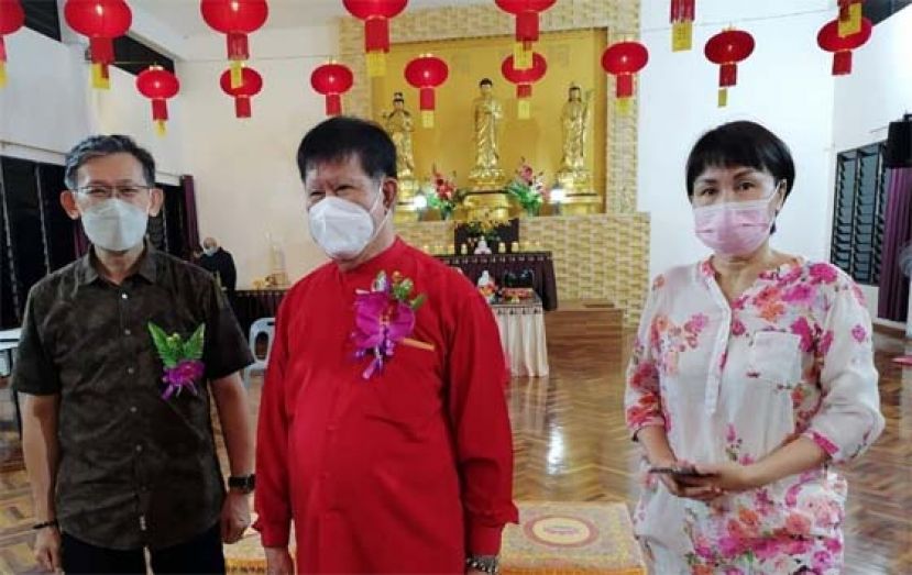 薛华东（左起）与祥音斋主席黄松熙、总务吴彩凤讨论协助可怜老人家申请福利部援助事宜。
