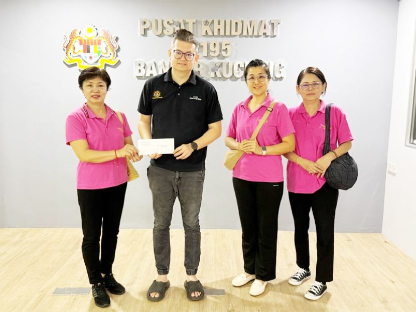 古晋佛教居士林妇女团代表将卫塞节素食义卖庆祝活动信函移交予古晋市国会议员俞利文（左2）。