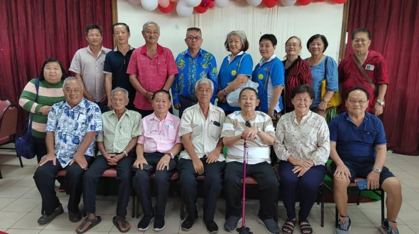 完成选举后，新届执委与该会顾问、名誉会长等合影留念。  前排坐者，左一起为名誉会长吴伟光、顾问张文记、顾问钟玉棋（中）、会长郑福贵。右一起副会长黄尔商、秘书余悦凤及  朱聪泽。后排右起为理事刘佑胜、查账黄雾兰、理事曾梅枝、副财政黄砡月、理事胡惜娇、署理会长郑和健、理事许瑞成、财政田芳义、副会长张麒庆及副秘书钟裕娇。