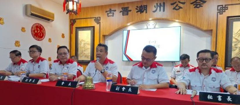 古晋潮州公会召开2024年度会员大会，会长周文盛（中）在大会上致词时影。右二是第一副会长陈家福、秘书长林苇（右二）和该会妇女组主任郑姝萍（右一）。左三是第二副会长陈瑞光、财政郭景强（左二）及教育股主任林瑞钊（左一）。