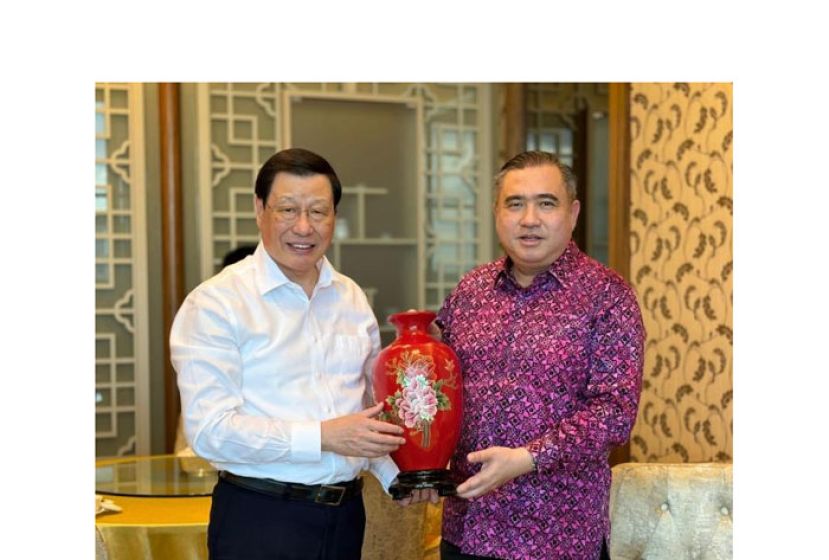 中国最高人民检察院检察长应勇（左）赠送纪念品予陆兆福。