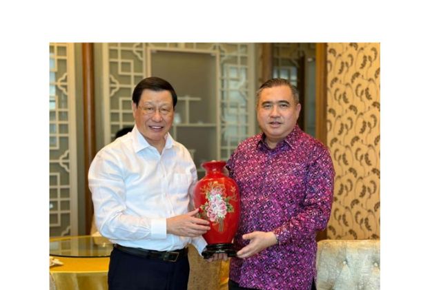 中国最高人民检察院检察长应勇（左）赠送纪念品予陆兆福。