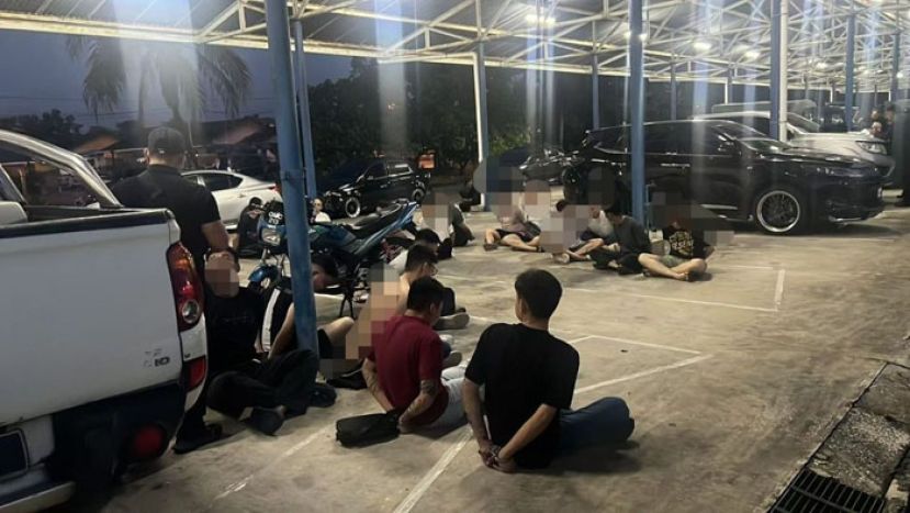 部分嫌犯被带返警局(古晋警区图片)。