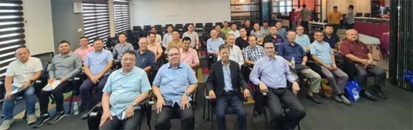 古晋中华总商会会员大会结束后的一张大合照。前排左起为秘书长拿督蔡文铎、署理会长拿督黄国辉、会长拿督陈日枝以及财政何修华。