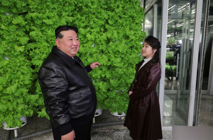 朝鲜最高领导人金正恩今年3月带著女儿金主爱视察军事演习、造访温室农场。