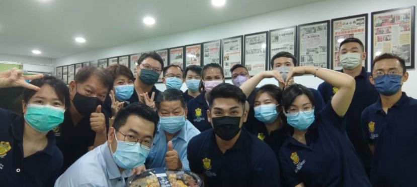 砂医总会长兼亚洲中医技职学院院长江宗兴（前排左3）及学院主任江邦忠（左2）由该学院第九届中医推拿专科班班长郑呓桀（右4）手中接过学员教师节感恩食品。