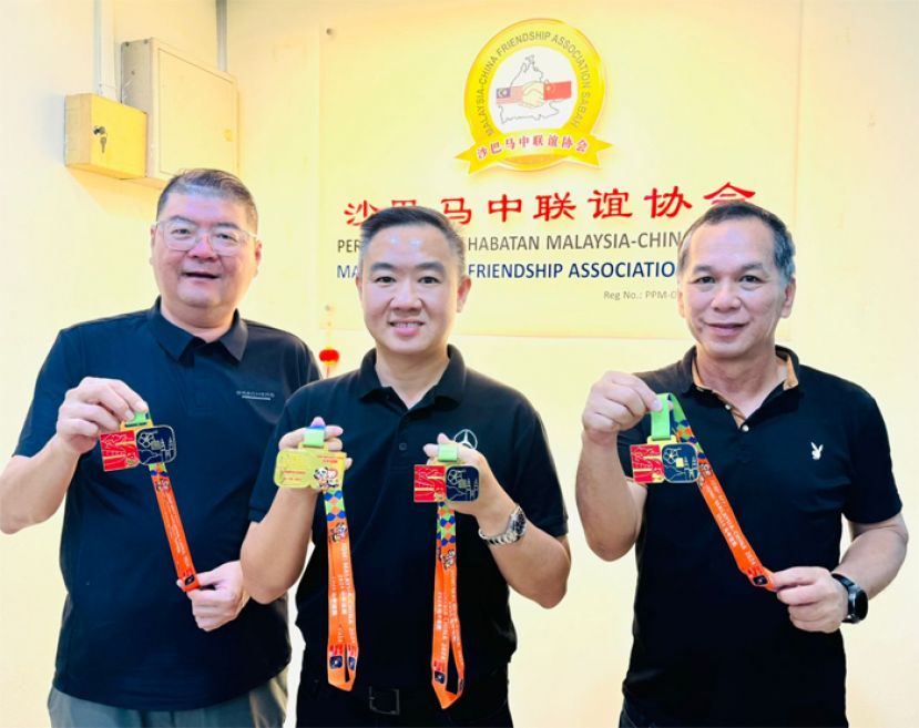 沙巴马中联谊协会常务副会长兼秘书长廖志国（左）联同筹委会主席林寘远(中）和副秘书区庆麟（右）一起展示由婆联木业有限公司董事经理拿督黄国忠所赞助的「2024年马中谊跑」奖牌。
