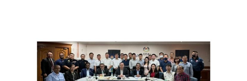 砂拉越巴士运输公会与交通部长陆兆福的会面留影，于今年1月8日与交通部长陆兆福会面时，部长本人亲自承诺联邦政府将为砂拉越兑现培训300名新巴士司机。