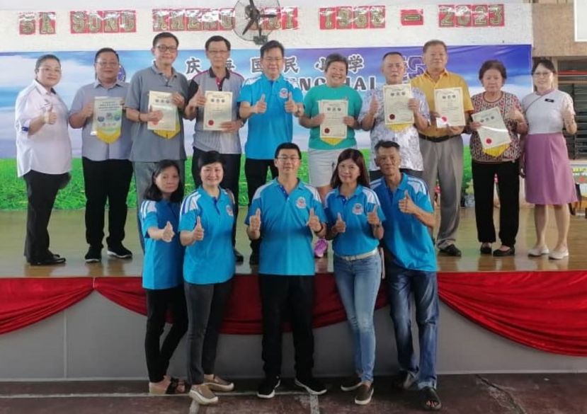 宋庆海国民小学校长郑茗鴸(后排左起)、张荣华、沈秀武、甲必丹黄任辰、校友会主席甲必丹郭贵华、吕晗韻、甲必丹林传政、陈中兴、何文玉、副校长黄秋琏;前排左起廖韻芬、陈楚屏、沈平顺、郑秀兰、刘田明在颁感谢状上合影。