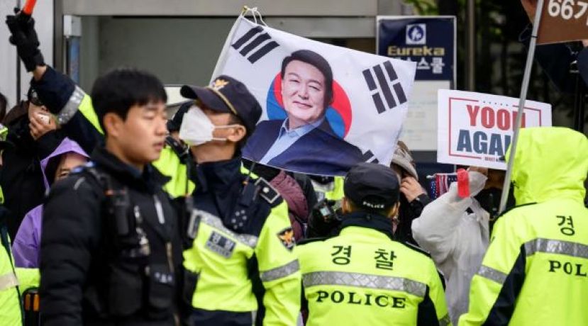 尹锡悦的支持者在法院外等待他到来。