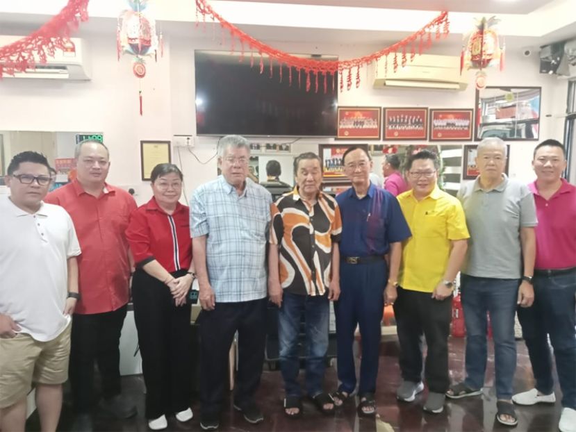 奖励金小组主任兼本会教育主任郑志国（右三）带领其组员向会长郭兴开（右四）及总会长黄张金发（左五）汇报奖励金后合摄。